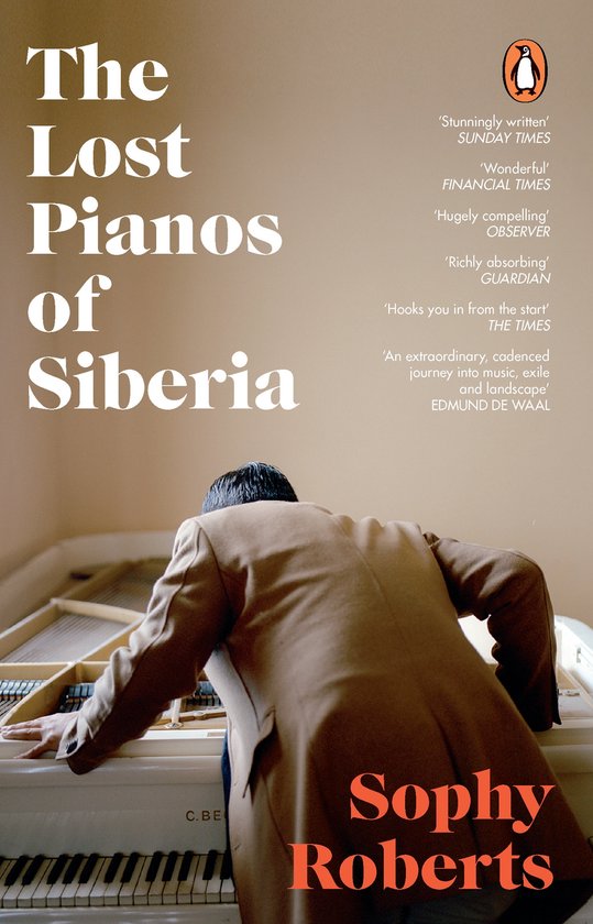De verloren piano's van Siberië, boekcover met een man die over een witte piano leunt.