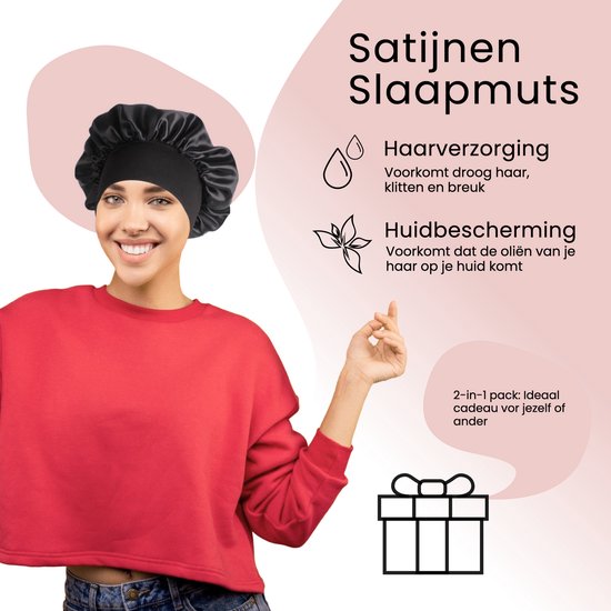 Model met zwarte satijnen slaapmuts met elastische hoofdband, in een rode trui.