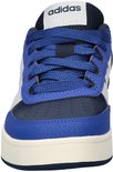 Voorkant van een donkerblauwe Adidas sneaker met kobaltblauwe neus en witte strepen.