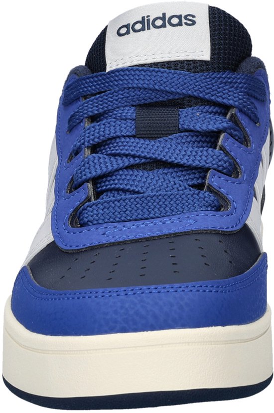 Voorkant van een donkerblauwe Adidas sneaker met kobaltblauwe neus en witte strepen.