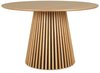 Ronde eettafel van eikenhout met een diameter van 120 cm en een unieke, taps toelopende poot van verticale houten lamellen.