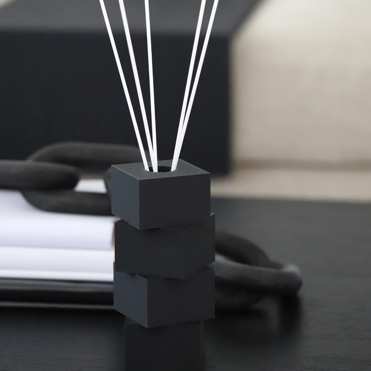 Mat Zwart Geur Diffuser met Structuur – Cozy Plaid – Navulbare Geurstokjeshouder 200 ml – Luxe Geurverspreider met Witte Stokjes – Stijlvol Interieur