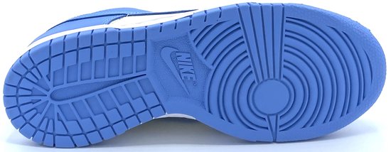 Onderkant van een Nike Dunk Low sneaker, lichtblauw met Nike logo en cirkelvormig profiel.