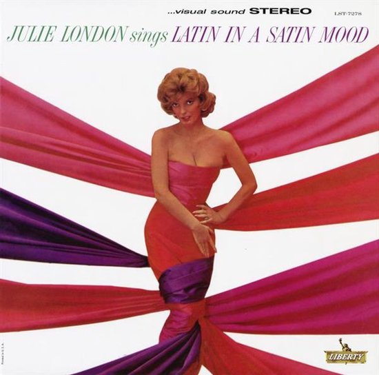 Albumhoes Julie London 'Latin in a Satin Mood': vrouw in roze strapless jurk omringd door roze en paarse satijnen stoffen.