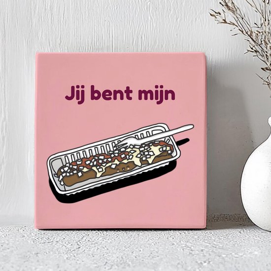 Carreau rose avec illustration d'un frikandel speciaal avec oignons, sauce et fourchette. Texte : Tu es mon.
