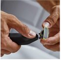 Handen die het mesje van de Philips OneBlade Pro bevestigen.