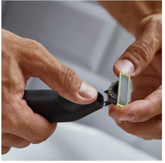 Handen die het mesje van de Philips OneBlade Pro bevestigen.