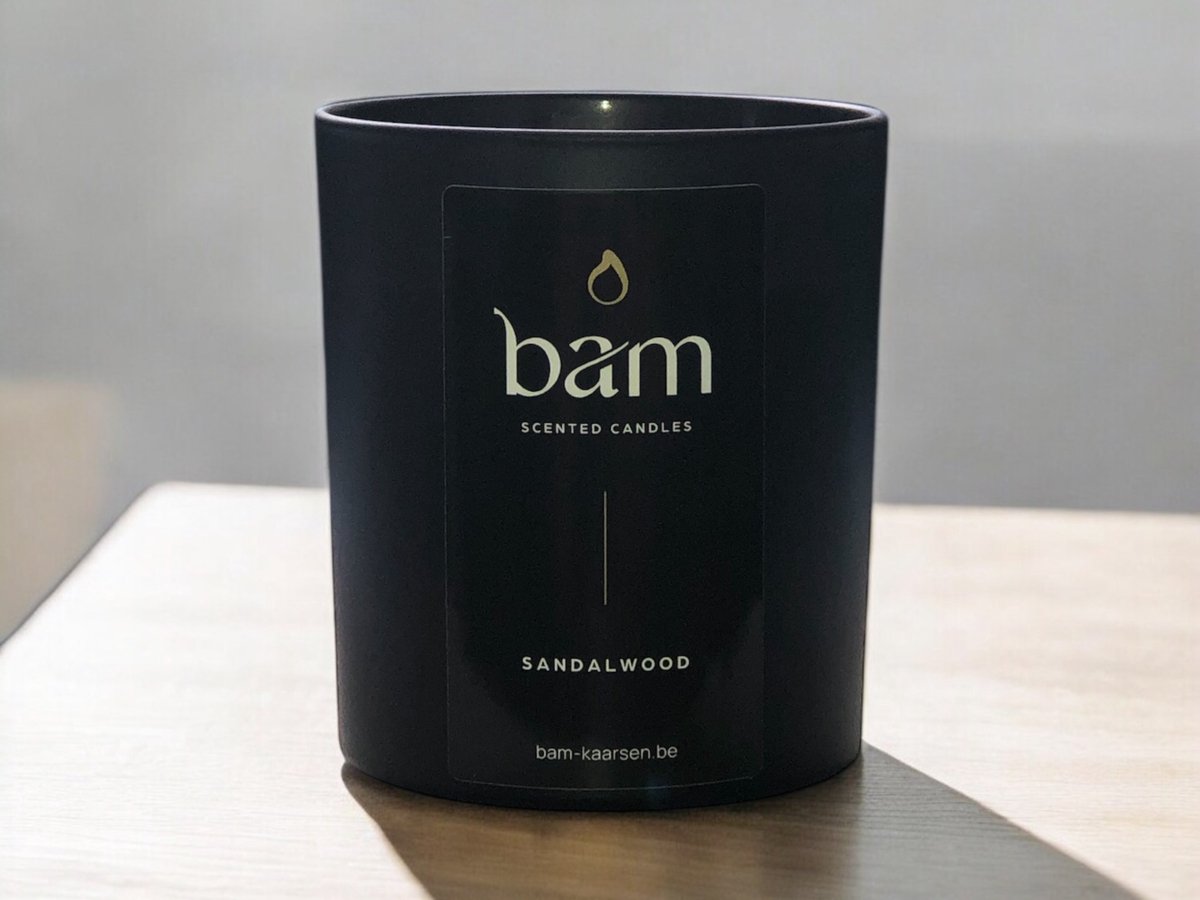 Bam Sandalwood Geurkaars – Black Collection Medium – 2 Katoenen Wieken – 60 Branduren – 190 g – Zonnebloemwas – Vegan - sandelhout zwart