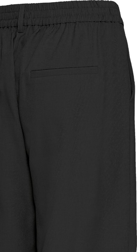Zwarte wijde broek met elastische tailleband en een achterzak.