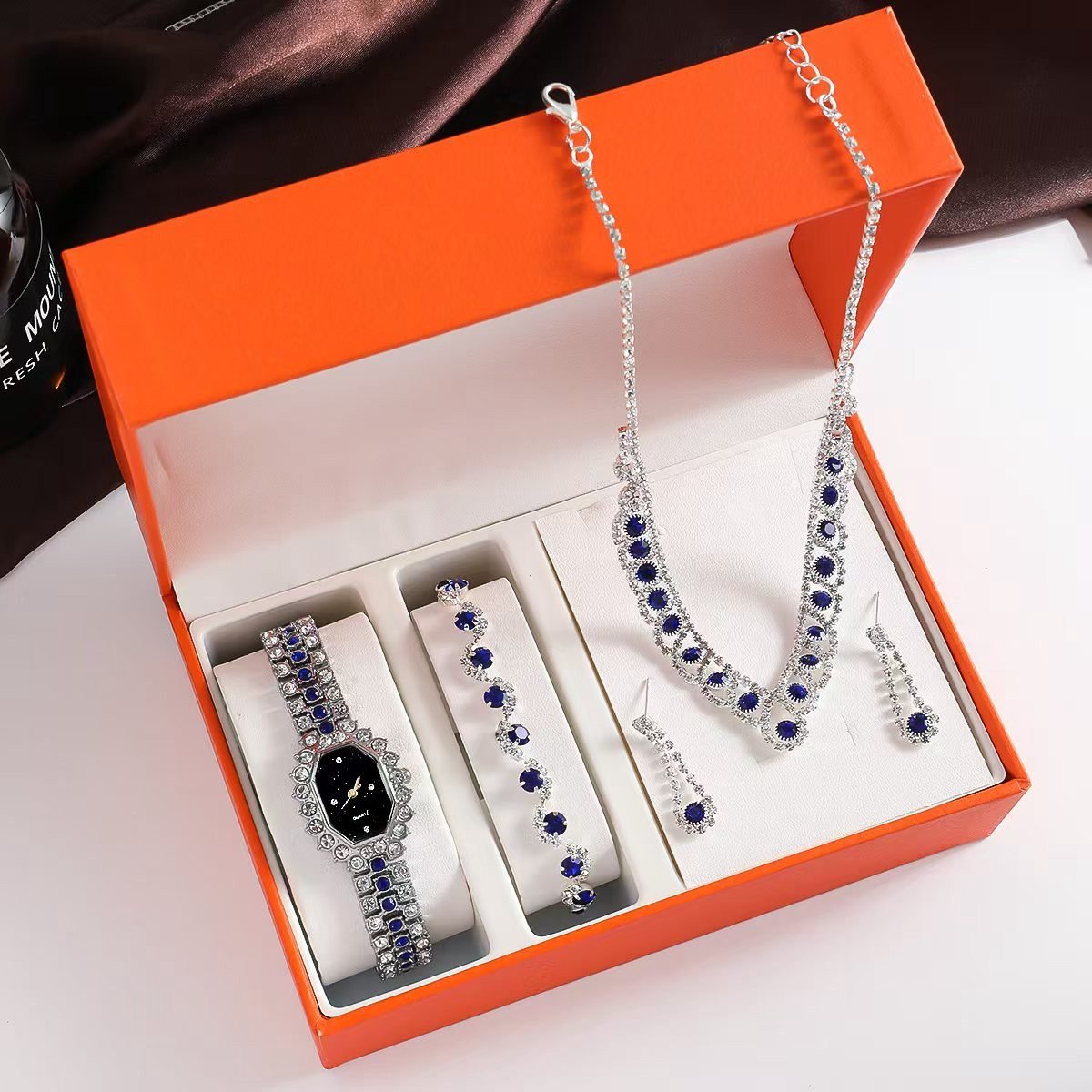 IBETTERTEC Dameshorloge Set - 4-delig Kwartshorloge (Armband + Ketting + Oorbellen) - Met Glazen Stenen - Ideaal Cadeau voor Valentijnsdag-Kerst