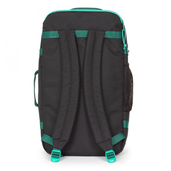 Achterkant van zwarte Eastpak rugzak met groene accenten en verstelbare schouderbanden.