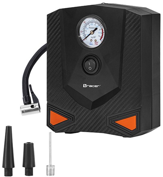 Zwarte Tracer auto compressor met drukmeter, aan/uit knop, oranje accenten en meegeleverde opzetstukken.