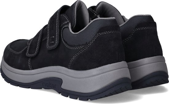 Zwarte Rieker sneakers met grijze zool en klittenbandsluiting, achteraanzicht.