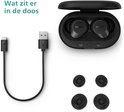 Zwarte Philips oordopjes in een case, met USB-C kabel en reserve oordopjes. De tekst zegt "Wat zit er in de doos".