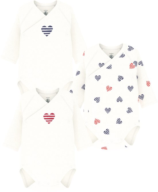 Drie witte rompertjes met lange mouw, twee met grote gestreepte hartjes (rood en blauw), één met all-over hartjesprint.
