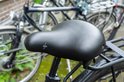 Een zwart fietszadel met vering, met het Voltano logo, op een fiets.