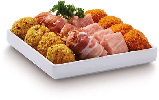 Een witte schaal met fonduespiesjes: stukjes vlees, spek, en krokets. Garnering van peterselie. Geel-oranje paneermeel.