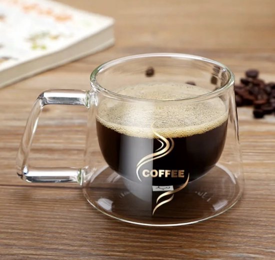 Dubbelwandige koffiemok van glas met handvat, gevuld met zwarte koffie en schuim, met gouden 'COFFEE' logo.