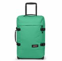 Felgroene koffer met zwarte handgrepen en wielen. Eastpak logo op de voorkant.