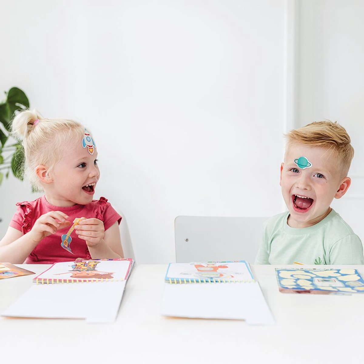 Totum Dress Me Up sticker aankleed- en kleurboekje vakantieboekje meisjes 24 delig - educatief speelgoed junior vanaf 3 jaar stickeren en kleuren - — afbeelding 10
