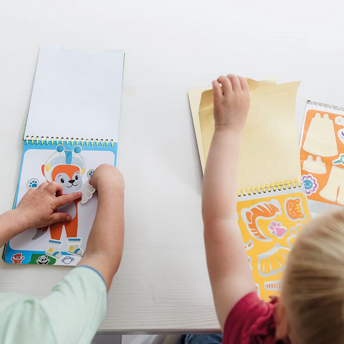 Totum Dress Me Up sticker aankleed- en kleurboekje vakantieboekje meisjes 24 delig - educatief speelgoed junior vanaf 3 jaar stickeren en kleuren - — afbeelding 2