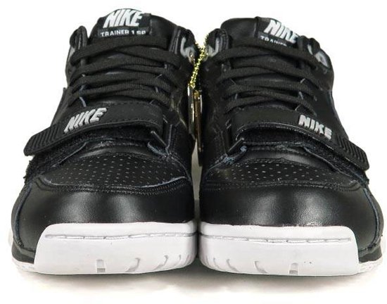 Zwarte leren Nike Air Trainer 1 Mid sneakers met witte zool, klittenbandsluiting en Nike logo.