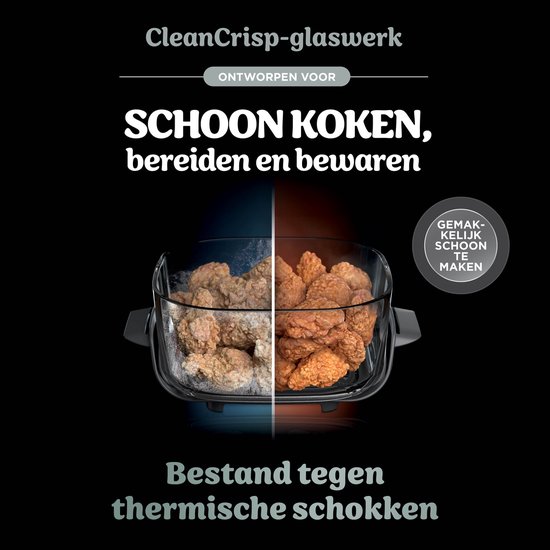Vergelijking van rauwe en krokant gebakken kippenvleugels in een glazen schaal.