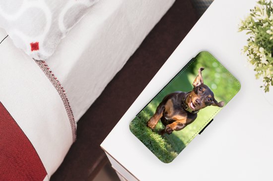 Bookcase Adaptée à la coque de téléphone iPhone 13 - Un Teckel sprintant - Avec compartiments - Étui portefeuille avec fermeture magnétique