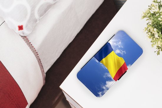 Telefoonhoesje Geschikt voor iPhone 8 telefoonhoesje - De vlag van Roemenië wappert in de lucht - Met vakjes - Wallet case met magneetsluiting
