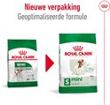 Twee Royal Canin Mini Adult verpakkingen, links een oudere verpakking, rechts de nieuwe.