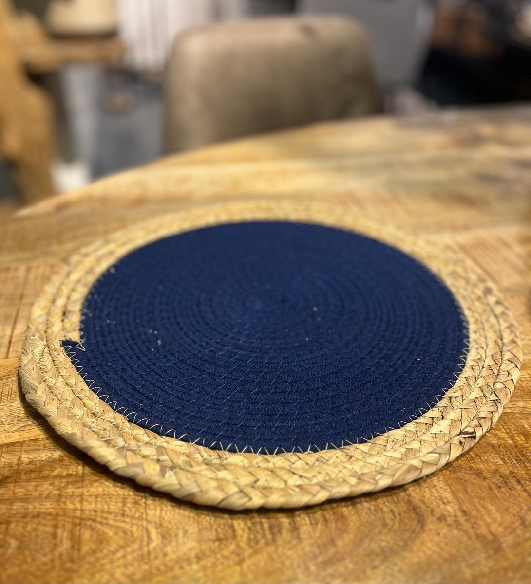 Home - 4 stuks placemats Bali - Blauw - Wasbare Onderleggers voor Eettafel - Keuken Onderlegger - Natuurlijk - Handwerk - Diameter 37 cm