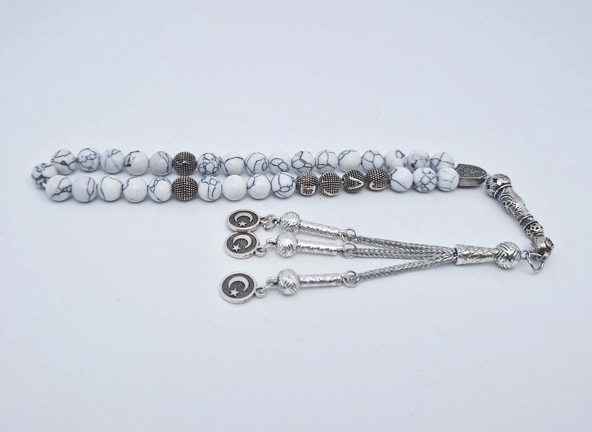 Handgemaakte naam tasbih 33 Kralen Natuursteen “Howlite Wit” - met metaal tassel- Met je naam of de naam van uw geliefde- 8 mm diameter van de korrel