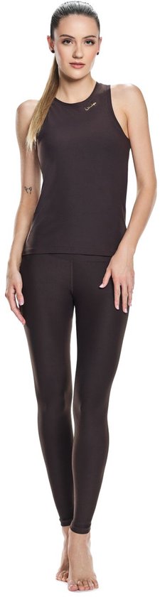 Model in donkerbruin sporttanktop en legging.