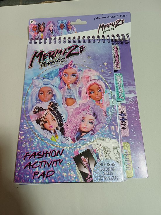 Mode-activiteitenboek met Mermaze Mermaidz, met vier poppenhoofden op de voorkant en de namen van de poppen bovenaan.