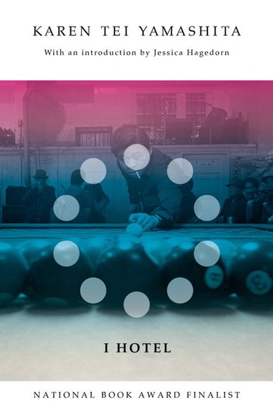 Couverture du livre 'I Hotel' de Karen Tei Yamashita, représentant un homme jouant au billard, avec un dégradé rose et bleu.