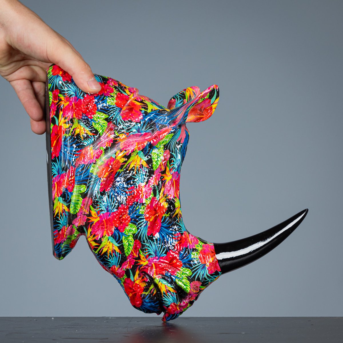 Neushoorn Beeld met Tropisch Bloemenpatroon – Kleurrijke Eyecatcher van Polyresin