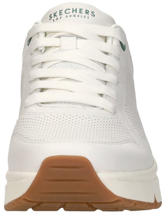 Witte Skechers sneakers met veter-sluiting, perforaties en een bruine neus.