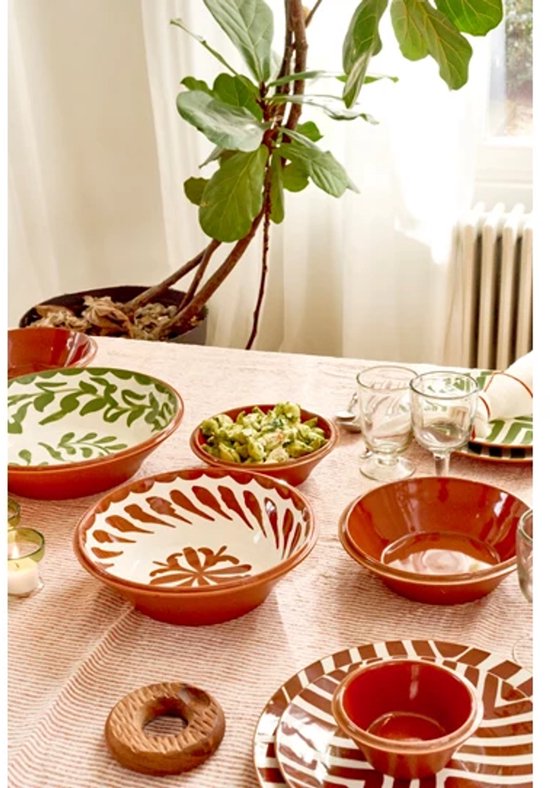 Aardewerk schalen met bruine en groene patronen op een tafel.