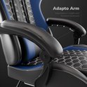 Zwarte en blauwe gamestoel met Adapto Arm, verstelbaar in hoogte en voor-achterwaarts.