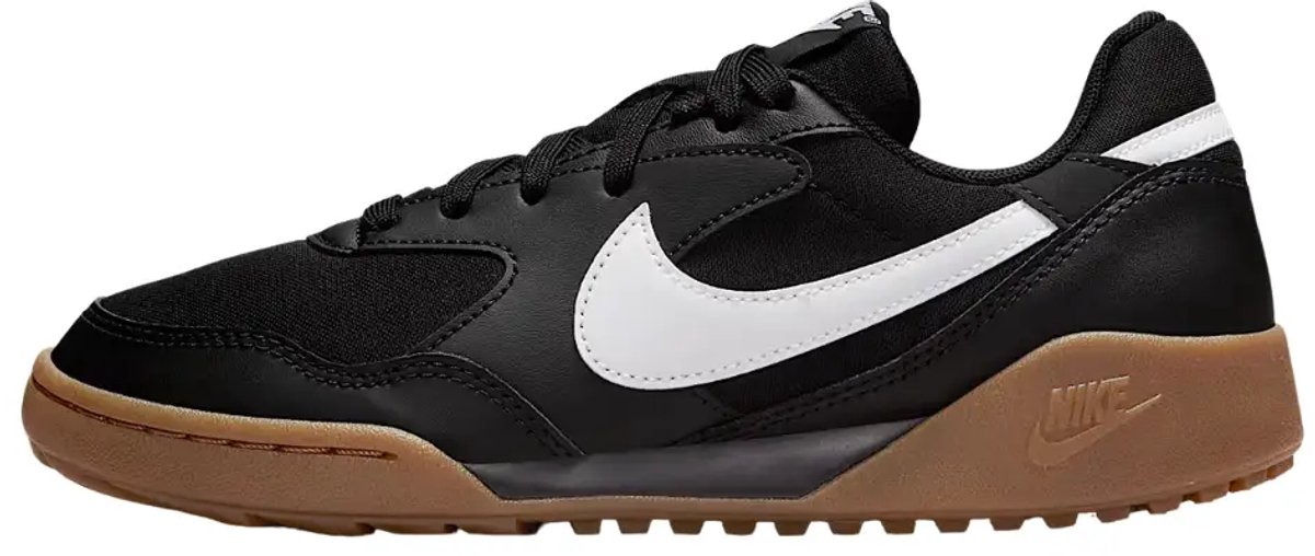 Zwarte Nike Terra Manta voetbalschoenen voor kinderen, met textiel en leren bovenwerk en een lage snit.