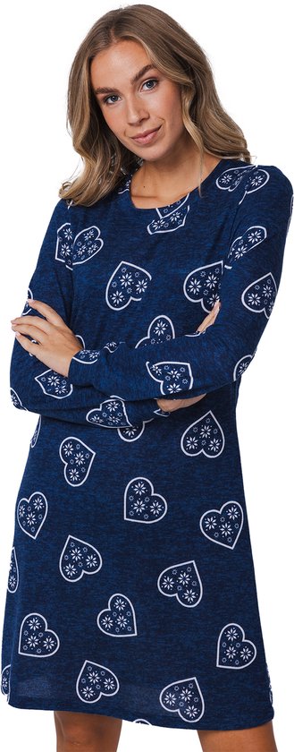Model met gekruiste armen in een blauw nachthemd met lange mouwen en een all-over print van witte harten.