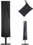 Zwarte parasolhoes, opgevouwen in een zakje, en een staande parasol in hoes.