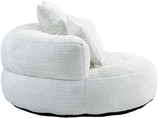 Grote, ronde, witte fauteuil met grove textuur en twee losse kussens.