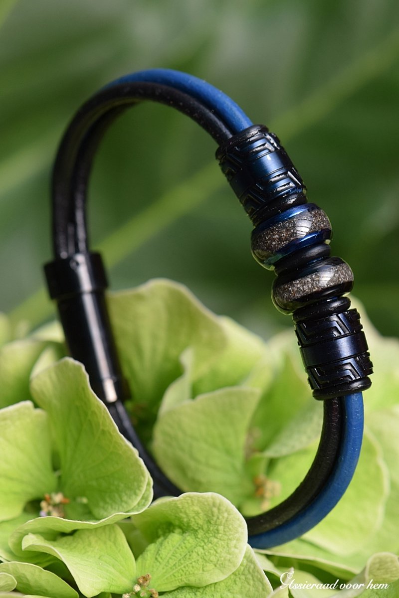 Urn armband voor heren met twee zwarte RVS herinneringsbedels – zwart & metallic blauw design-assieraad-asarmband