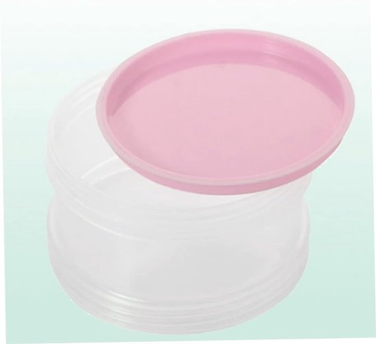 Gros plan d'un couvercle rose sur une boîte de rangement transparente et filetée.