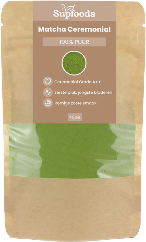 Pak matcha poeder met logo, tekst en groen matcha poeder in een venster.