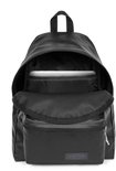 Openstaande zwarte Eastpak rugzak met laptopvak.