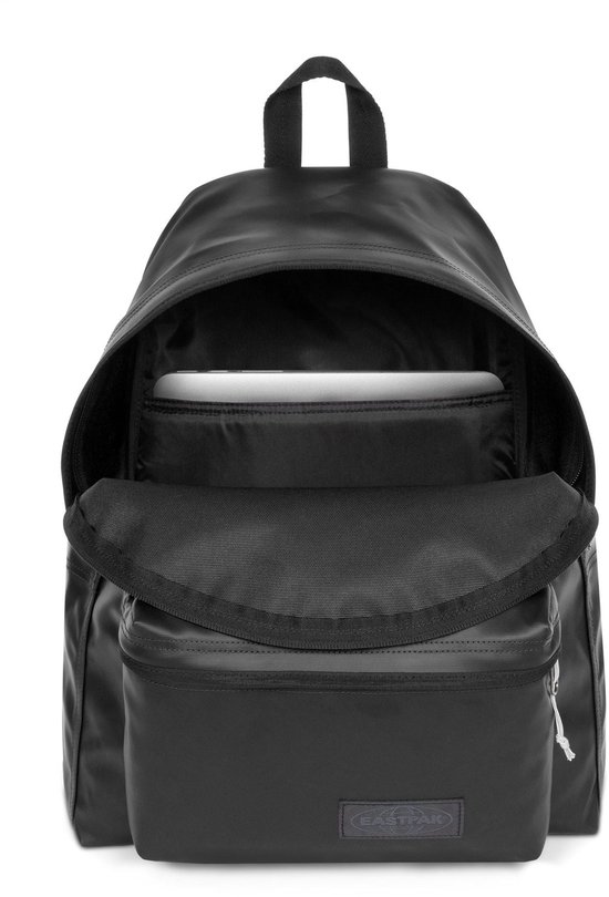 Openstaande zwarte Eastpak rugzak met laptopvak.