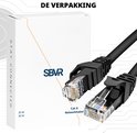 Doos met 'STAY CONNECTED' en SBVR logo, naast zwarte Cat 6 netwerkkabels.