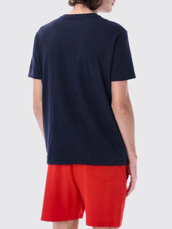 Achterkant van het donkerblauwe Polo Ralph Lauren T-shirt op een model in rode shorts.